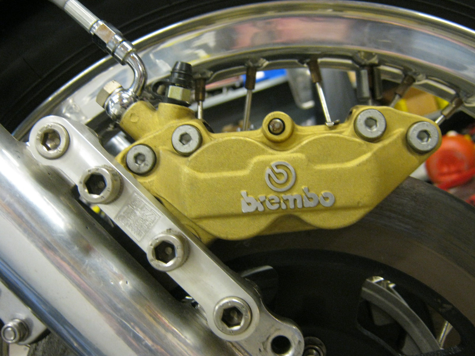 Disc brake configuration using 4 piston calipers. Applicable to Moto Guzzi V700, V7 Special, Ambassador, 850 GT, 850 GT California, Eldorado, and 850 California Police models.