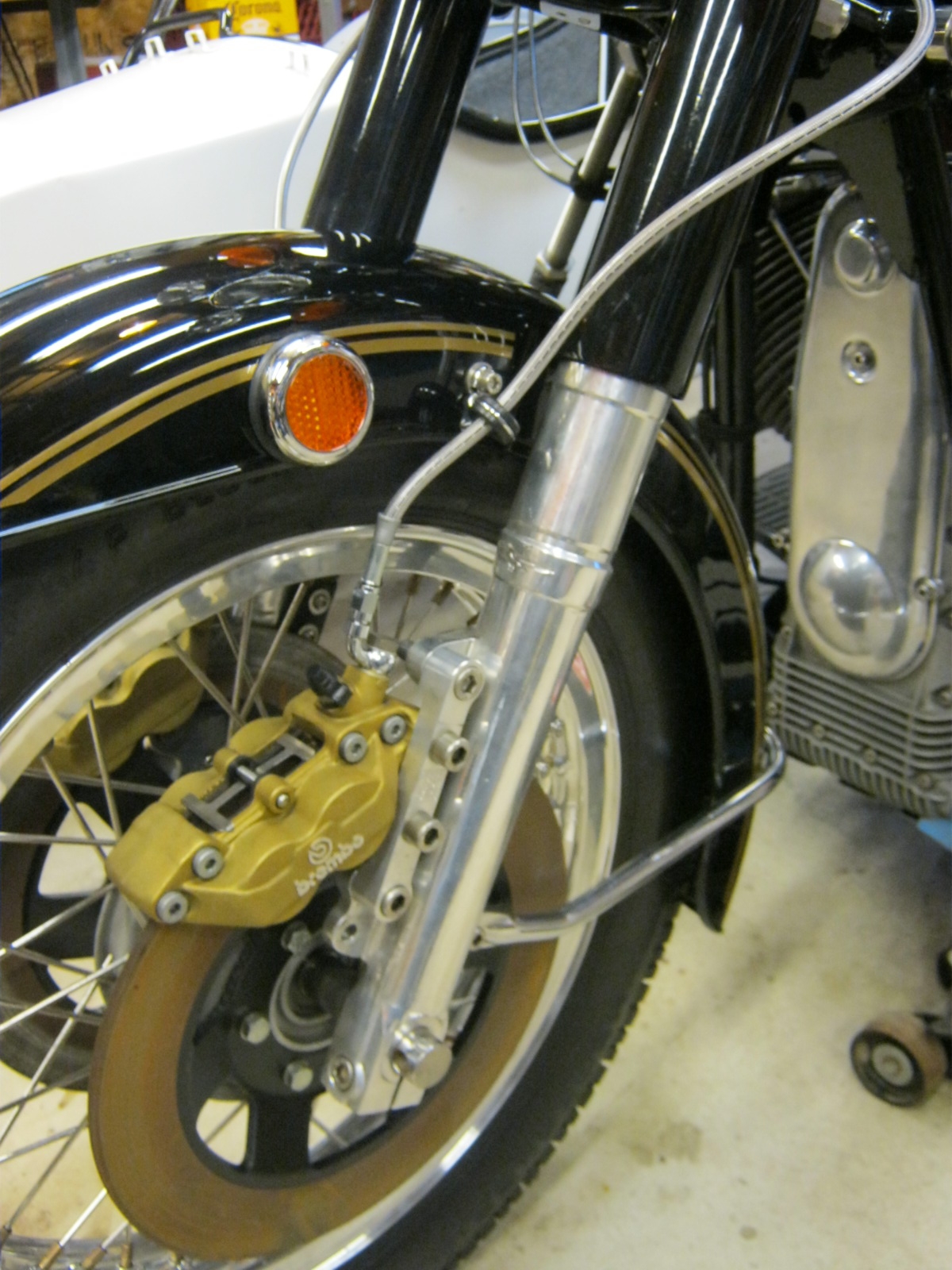 Disc brake configuration using 4 piston calipers. Applicable to Moto Guzzi V700, V7 Special, Ambassador, 850 GT, 850 GT California, Eldorado, and 850 California Police models.