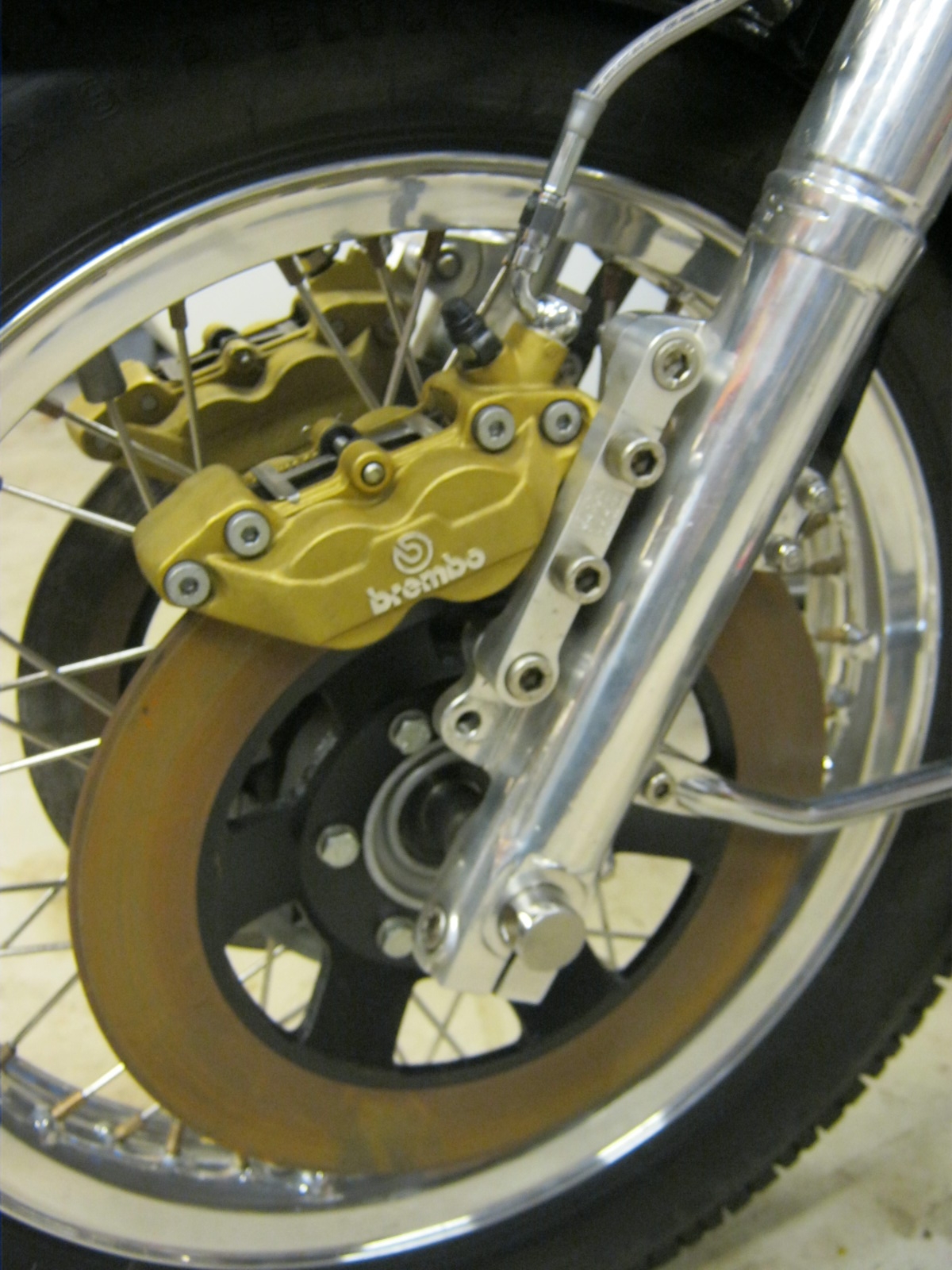 Disc brake configuration using 4 piston calipers. Applicable to Moto Guzzi V700, V7 Special, Ambassador, 850 GT, 850 GT California, Eldorado, and 850 California Police models.