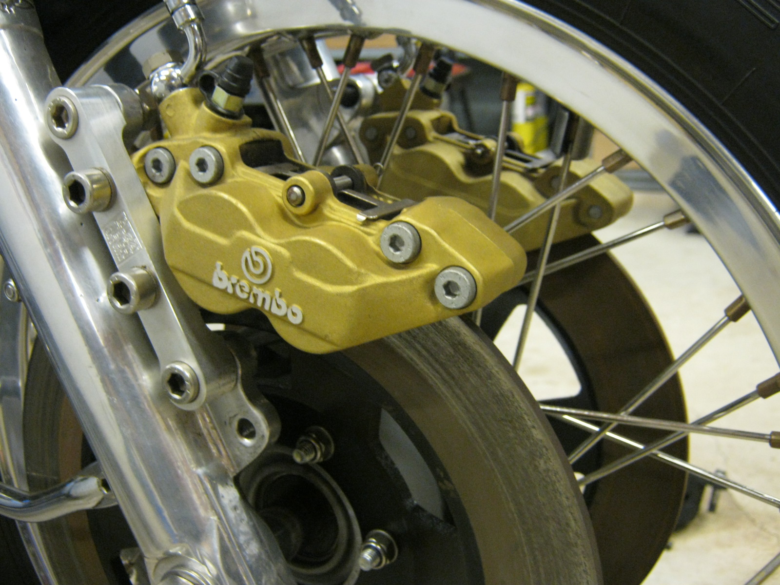 Disc brake configuration using 4 piston calipers. Applicable to Moto Guzzi V700, V7 Special, Ambassador, 850 GT, 850 GT California, Eldorado, and 850 California Police models.