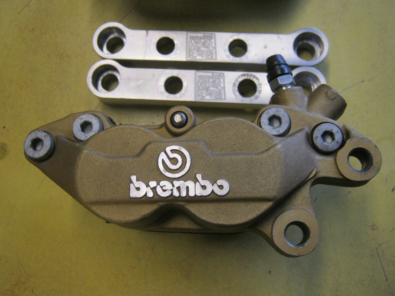 Disc brake configuration using 4 piston calipers. Applicable to Moto Guzzi V700, V7 Special, Ambassador, 850 GT, 850 GT California, Eldorado, and 850 California Police models.