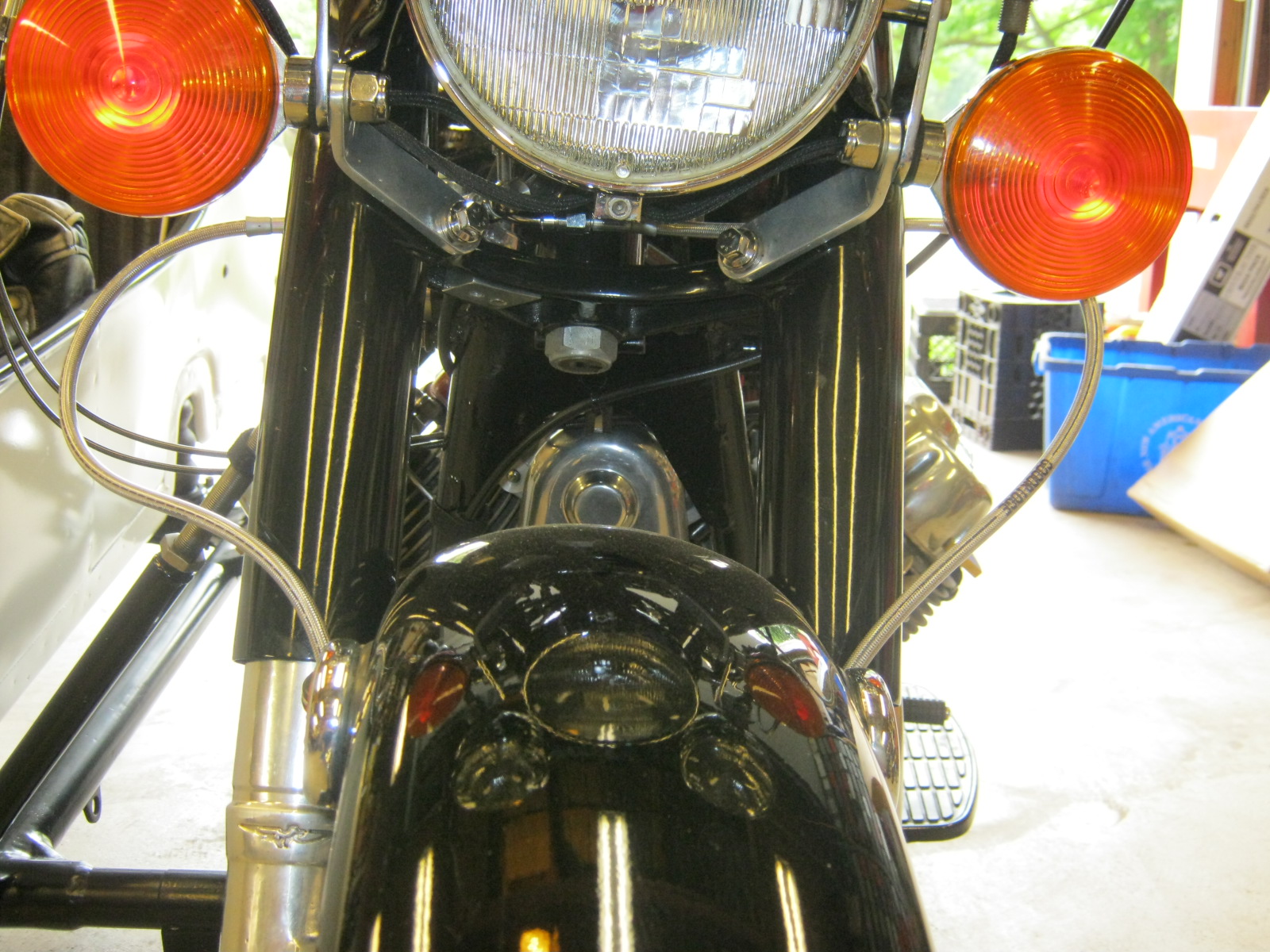 Disc brake configuration. Applicable to Moto Guzzi V700, V7 Special, Ambassador, 850 GT, 850 GT California, Eldorado, and 850 California Police models.