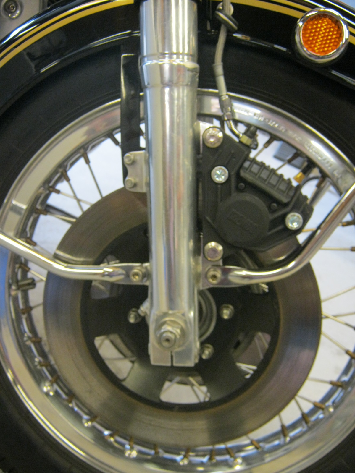 Disc brake configuration. Applicable to Moto Guzzi V700, V7 Special, Ambassador, 850 GT, 850 GT California, Eldorado, and 850 California Police models.