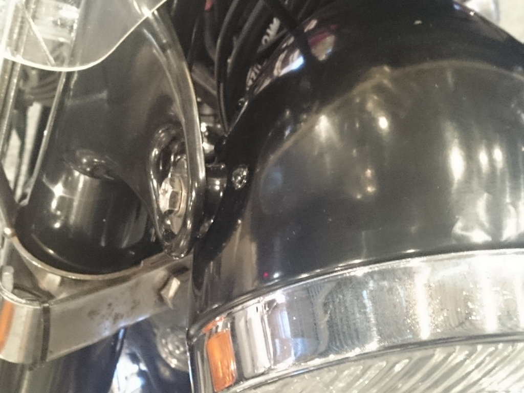 Larger diameter (190 mm) headlight as fit to some Moto Guzzi V700, V7 Special, Ambassador, 850 GT, 850 GT California, Eldorado, and 850 California Police models.