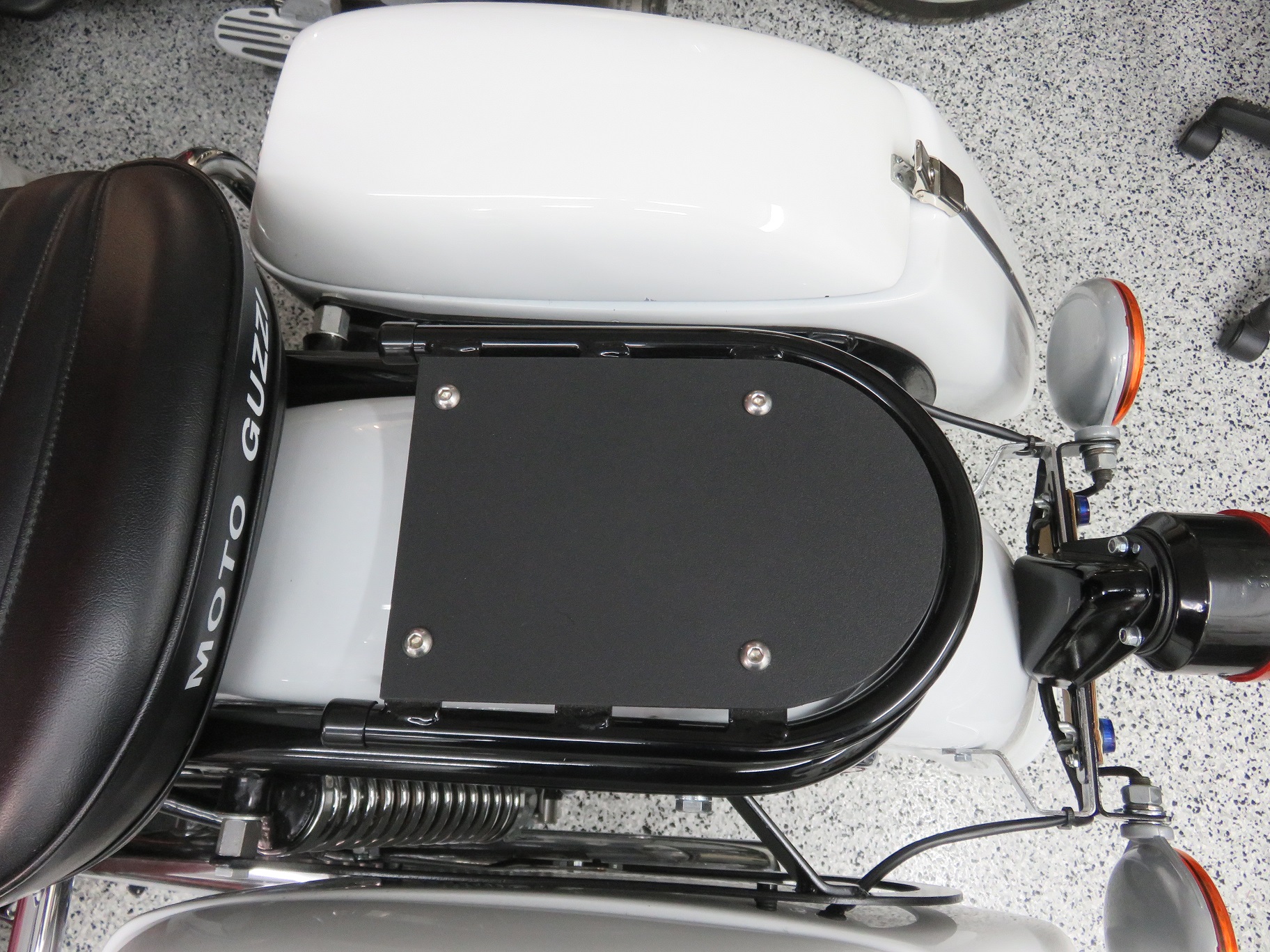 Cover to fit the luggage rack. Applicable to Moto Guzzi V700, V7 Special, Ambassador, 850 GT, 850 GT California, Eldorado, and 850 California Police models.