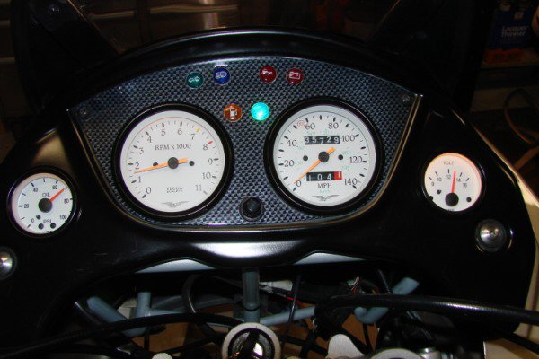 An oil pressure gauge fitted to a Moto Guzzi Quota 1100 ES.