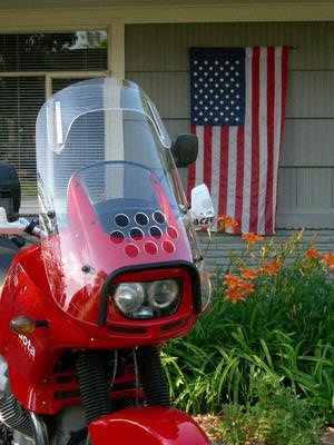 Parabellum windshield fitted to a Moto Guzzi Quota 1100 ES.