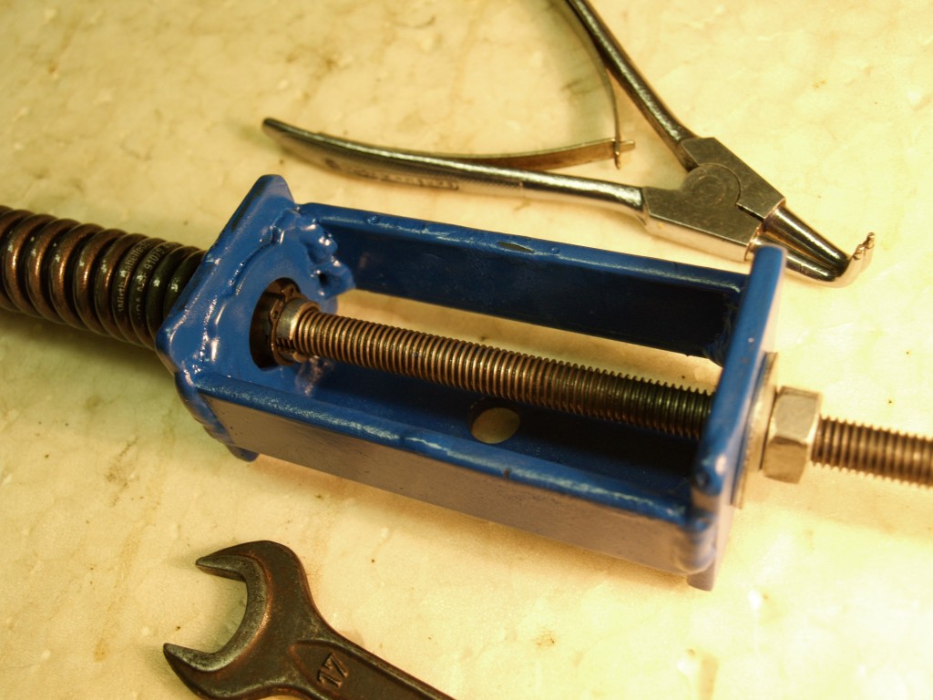 Tool for tensioning the disc brake spring.