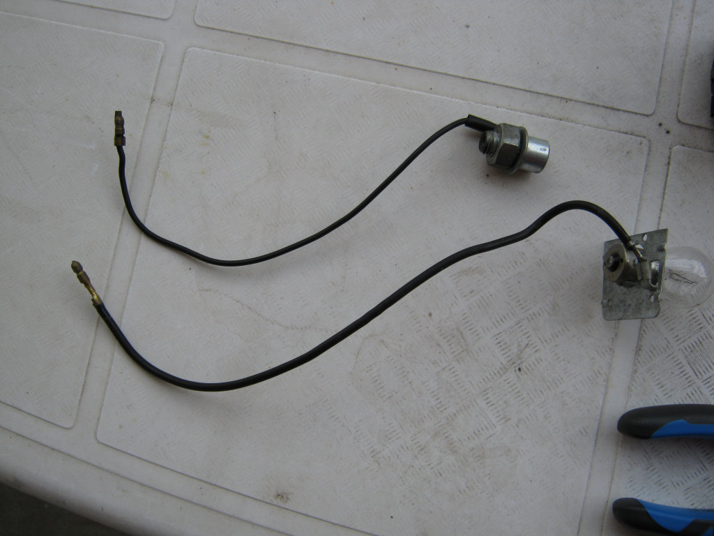 Front turn signal wiring (ground and power) for Moto Guzzi Le Mans III models.